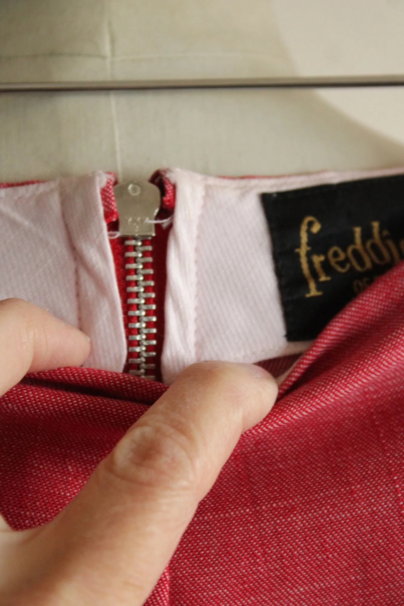 Vintage 1960s Style Capri Pants, Freddies of Pinewood Slim Pink trousers with Pockets, Size 26